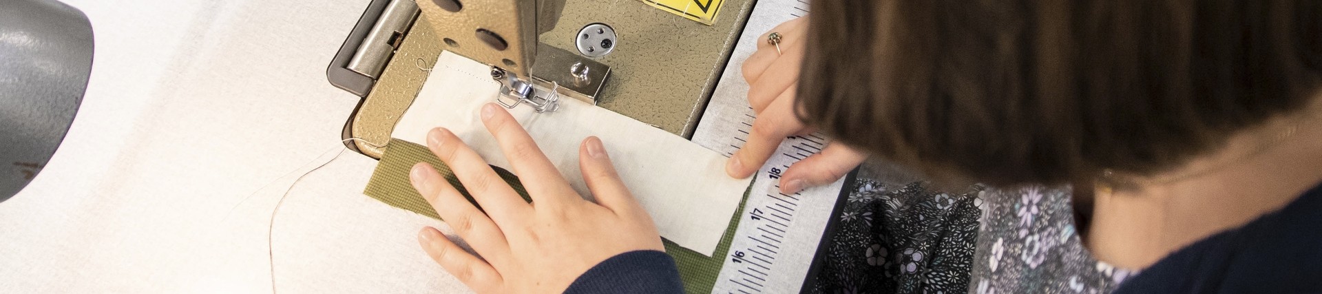 A student uses a sowing machine.