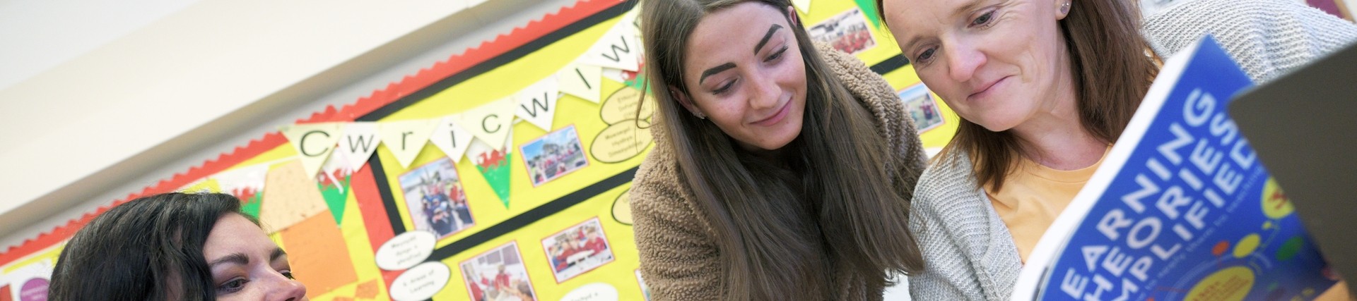 Students reading about learning styles. 